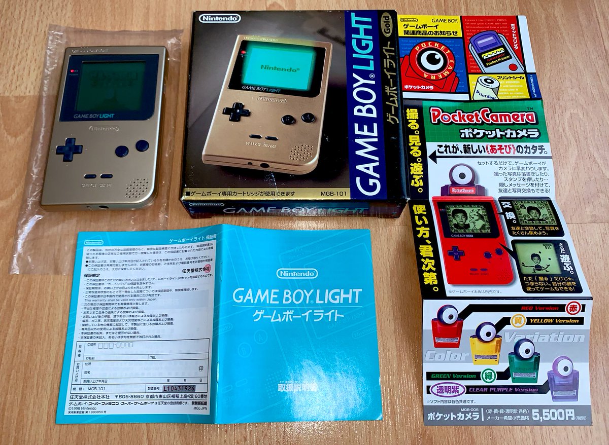 Nintendo Game Boy Light (1998) Il aura fallu quasiment 10 ans pour que Nintendo propose une version rétroéclairée de sa portable à succès, exclusivement au Japon et au format de la Game Boy Pocket. C’est pas la folie mais c’est toujours ça de pris, et elle est jolie en dorée.
