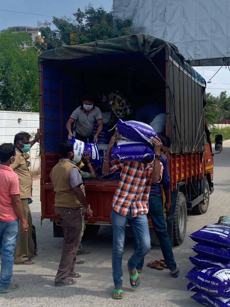MahaveerRSPL's tweet photo. Here's how Mahaveer Group stood by its labourers by supplying all the essentials during the lockdown.

#Support #LockDown #StandTogether #StaySafe #StayAtHome #MahaveerGroup #MahaveerProjects #luxuriousProperty #worldclassamenities #Bangalore #Hyderabad

https://t.co/EaXisTvC7f https://t.co/PIHqg1NOTM