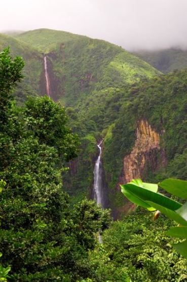 - Le chutes du CarbetLieu: Guadeloupe, Antilles françaisesD& #39;une hauteur de 245m, elles font parti des plus hautes chutes des Caraïbes