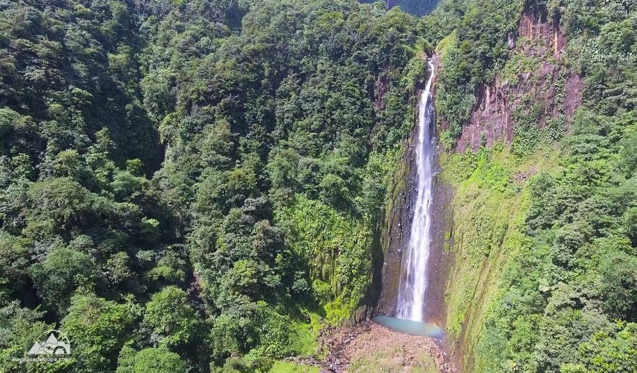 - Le chutes du CarbetLieu: Guadeloupe, Antilles françaisesD& #39;une hauteur de 245m, elles font parti des plus hautes chutes des Caraïbes