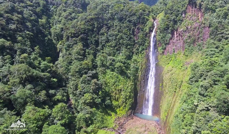 - Le chutes du CarbetLieu: Guadeloupe, Antilles françaisesD'une hauteur de 245m, elles font parti des plus hautes chutes des Caraïbes