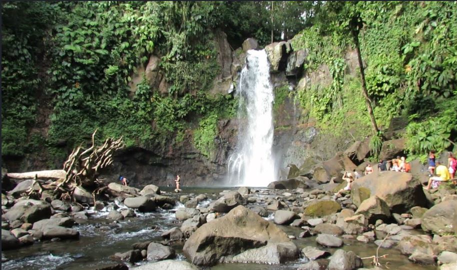 - Le chutes du CarbetLieu: Guadeloupe, Antilles françaisesD& #39;une hauteur de 245m, elles font parti des plus hautes chutes des Caraïbes