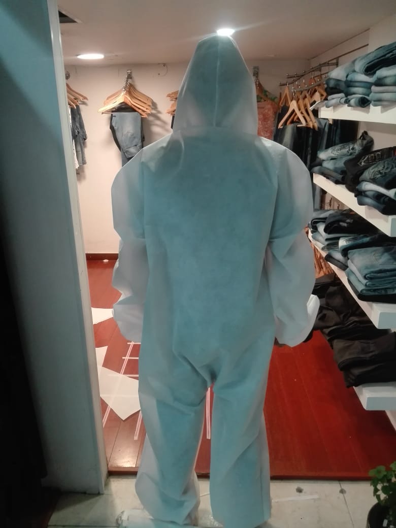 Uriasv's tweet photo. Me contacta el señor Guarin que está fabricando tapabocas y trajes para luchar contra la pandemia de Coronavirus. El señor vive de coser, tiene dos empleados a los que no quiso despedir… pero ya no resiste más: la quiebra es inminente.

Lo pueden contactar a:
311 2618099 https://t.co/CqCTZXwRiJ