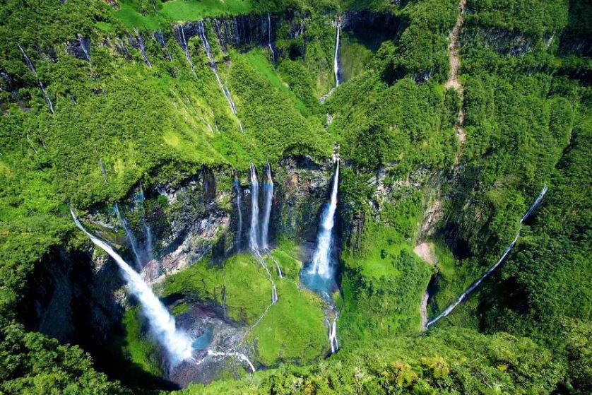 - Le Trou de FerLieu: Ile de la Réunion, océan Indien Avec une hauteur de 725m, elles sont classées parmi les plus hautes chutes d'eau au monde