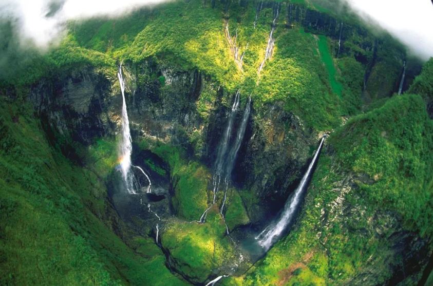 - Le Trou de FerLieu: Ile de la Réunion, océan Indien Avec une hauteur de 725m, elles sont classées parmi les plus hautes chutes d& #39;eau au monde