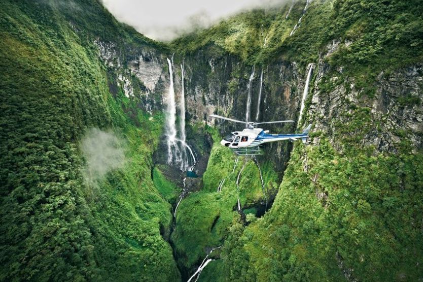 - Le Trou de FerLieu: Ile de la Réunion, océan Indien Avec une hauteur de 725m, elles sont classées parmi les plus hautes chutes d'eau au monde