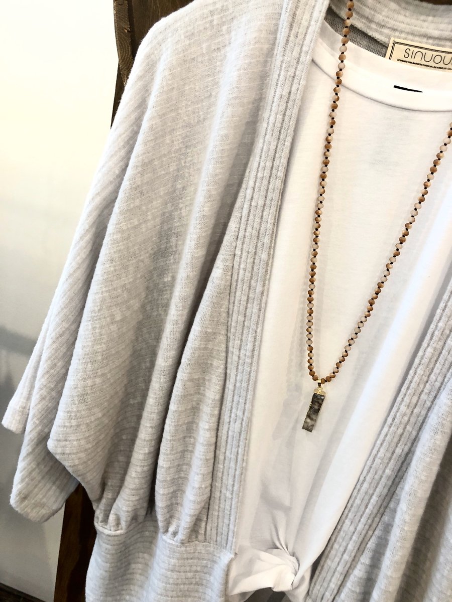 foxtrotboutique's tweet photo. w o r k  f r o m  h o m e  w e a r   ✨ 
A great outfit for staying comfy while still feelin put together
Simple, comfortable, effortless ✨  #shopthefox  
.
Only one Kimono cardigan left in store so hurry and get yours today!
#foxtrotboutique #womensclothing #fayettevillear https://t.co/3Ssnhdpaj4