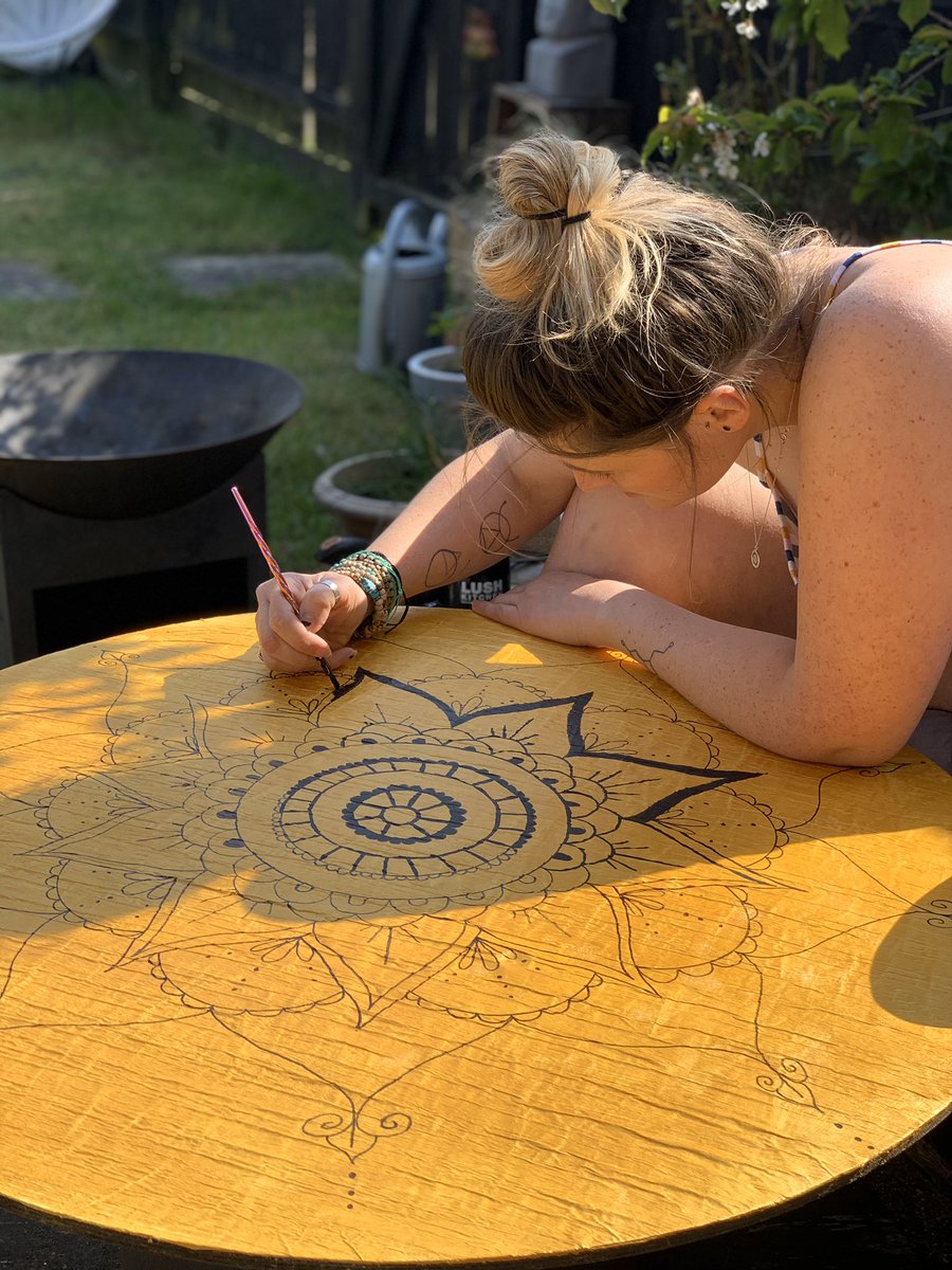 Shellybot4's tweet photo. #StayHomeSaveLives painting in the garden #EasterWeekend https://t.co/Odp2jxYyXN