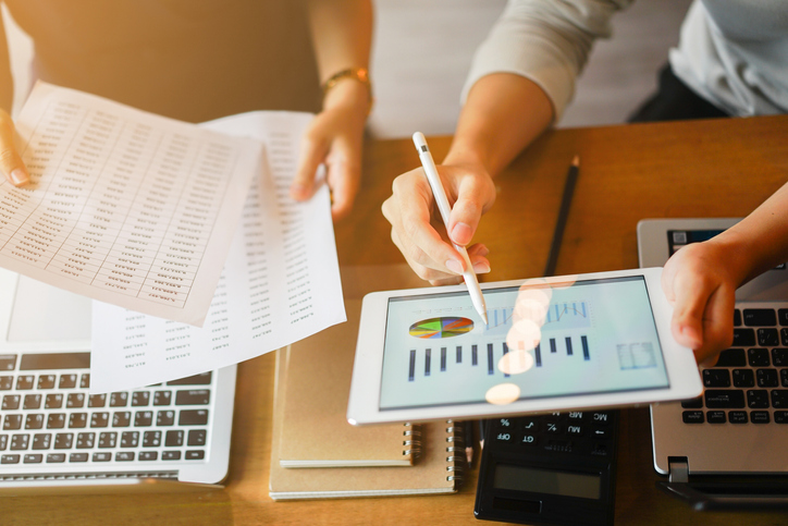 HRdotcom's tweet photo. Want to #reduce your #laborspend without cutting headcount? Join @EPAYsystems #webcast on Apr 14th as they discuss the many #benefits of using #workforceanalytics. Register Now: https://t.co/HSp1rrjyv0 
#HRdotcomWebcast https://t.co/XRdYlHynUP
