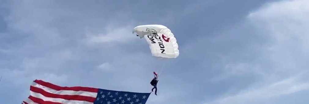 It's not everyday medical supplies gets delivered by sky divers. 😊 Only in Middletown! 🇺🇸 <a href="/StartSkydiving/">StartSkydiving.com</a> flew in with PPE and American flags for Atrium Medical Center. We love #Middletown! #ItsMiddletown #OhioFinditHere ow.ly/lvYU50zcDKG #covidkindess