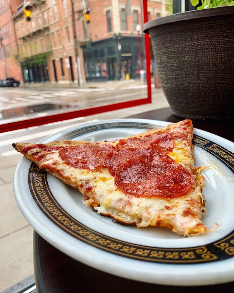 YelpCincy's tweet photo. FACT: 🍕@VeniceOnVine 🍕 'za tastes just as good to-go as it does dine-in... We've confirmed 🕵🏽‍♀️🕵🏾 (📸 by Yelper: Cindy G.) #pizzascience https://t.co/sNgb6cw2rS https://t.co/ahRIrGVtxY