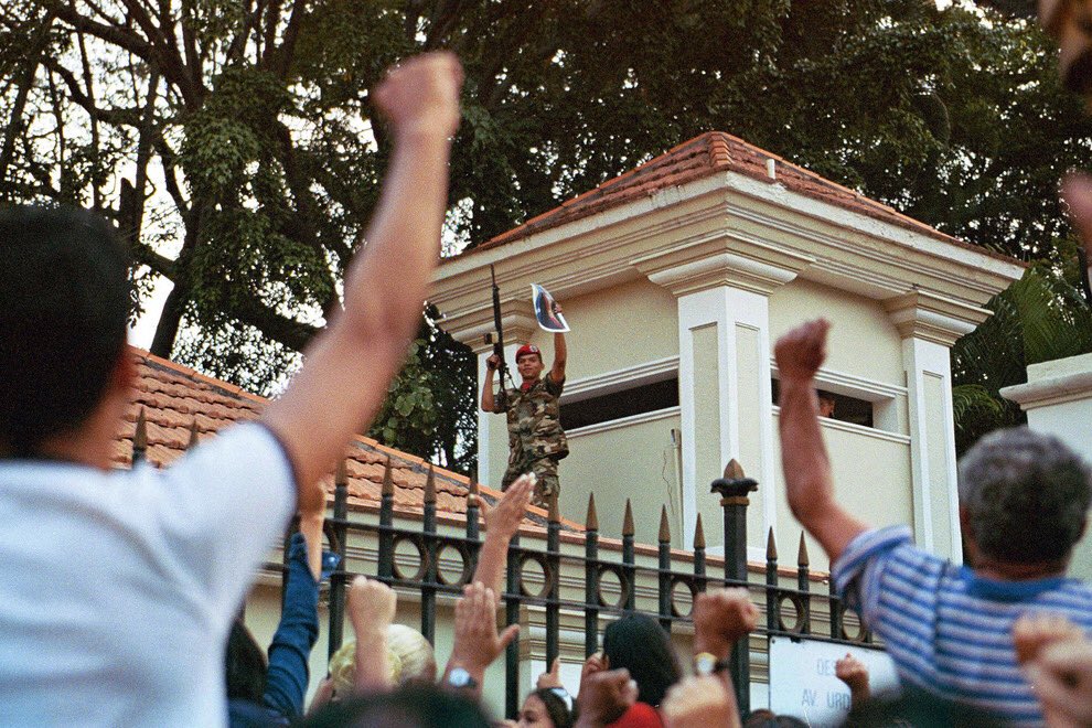 JauaMiranda's tweet photo. Así vivimos las horas, desde la mañana hasta la media noche,de la rebelión popular militar del #13deAbril del 2002 para rescatar al Cmdte. Chávez.Con  el poeta digo”Confieso que he vivido”. El pueblo siempre sabrá recuperar el camino hacia su liberación¡En eso me apuesto el alma! https://t.co/dDUfVQhFSU