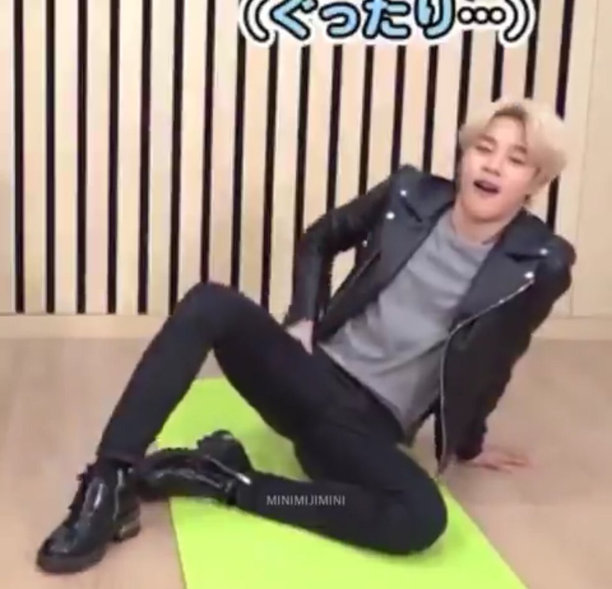 liIjiminvert's tweet photo. jimin put ur thighs on phone https://t.co/DRTLSn4i5Y