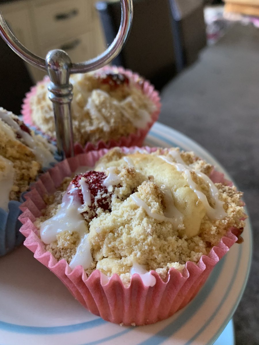 Juerobertss's tweet image. A different Easter break which would normally be seeing family but I’ve made nursing kit bags for 6 besties on the front line and will keep making them I have baked, started to teach myself how to crochet eat lots of chocolate and barbered husbands hair 🤣👍#LockdownEaster