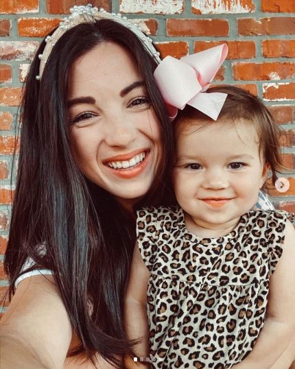 CuddleBright's tweet photo. This week’s #CuddleBrightMom is Caroline, mom to sweet baby Adeline! Caroline believes that “the small moments are the best ones”, and we do too. Stop by her Instagram page (@carolinebutler___) for more! #momlife #CuddleBright https://t.co/cFfKofsGuN