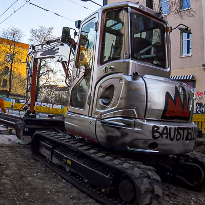ConnewitzHD's tweet photo. 💕💕💕Baustellenking:
Ein verchromter Minibagger auf der Bornaischen Straße mit Krone #Connewitz https://t.co/FDMZMaZRuY