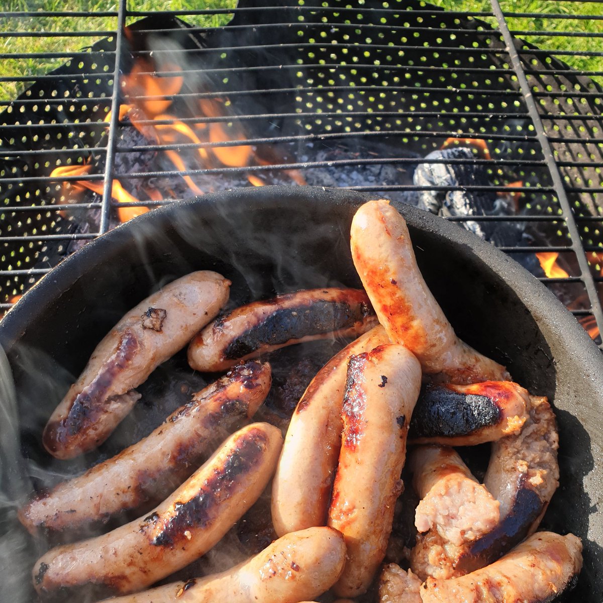 christiandunn's tweet image. May not be allowed out camping to our favourite places, but still teaching the girls their 'bushcraft' skills!!
Fire lighting, outdoor cooking, and shelter making! 
#LockdownEaster #bushcraft #camping
@StWerbs