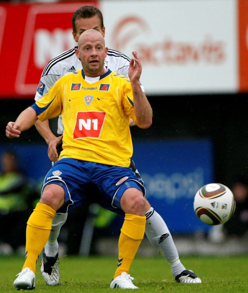 Dean Edward Martin. The man, the myth, the LEGEND. 214 leikir fyrir KA! Það vantar bókasamning til að skrifa um hann. Þvílíkur skemmtikraftur á velli! Kraftur, áræðni og tækni! Er í líklega í betra formi en allir leikmenn pepsi í dag. Fyrirmynd sem er í algjöri guðatölu hjá mér!