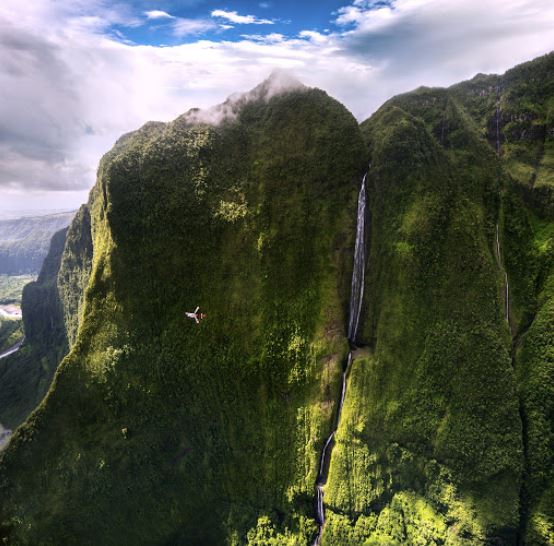 - La cascade blancheLieu: Ile de la Réunion, océan IndienElle figure elle aussi parmi les plus hautes chutes d'eau au monde