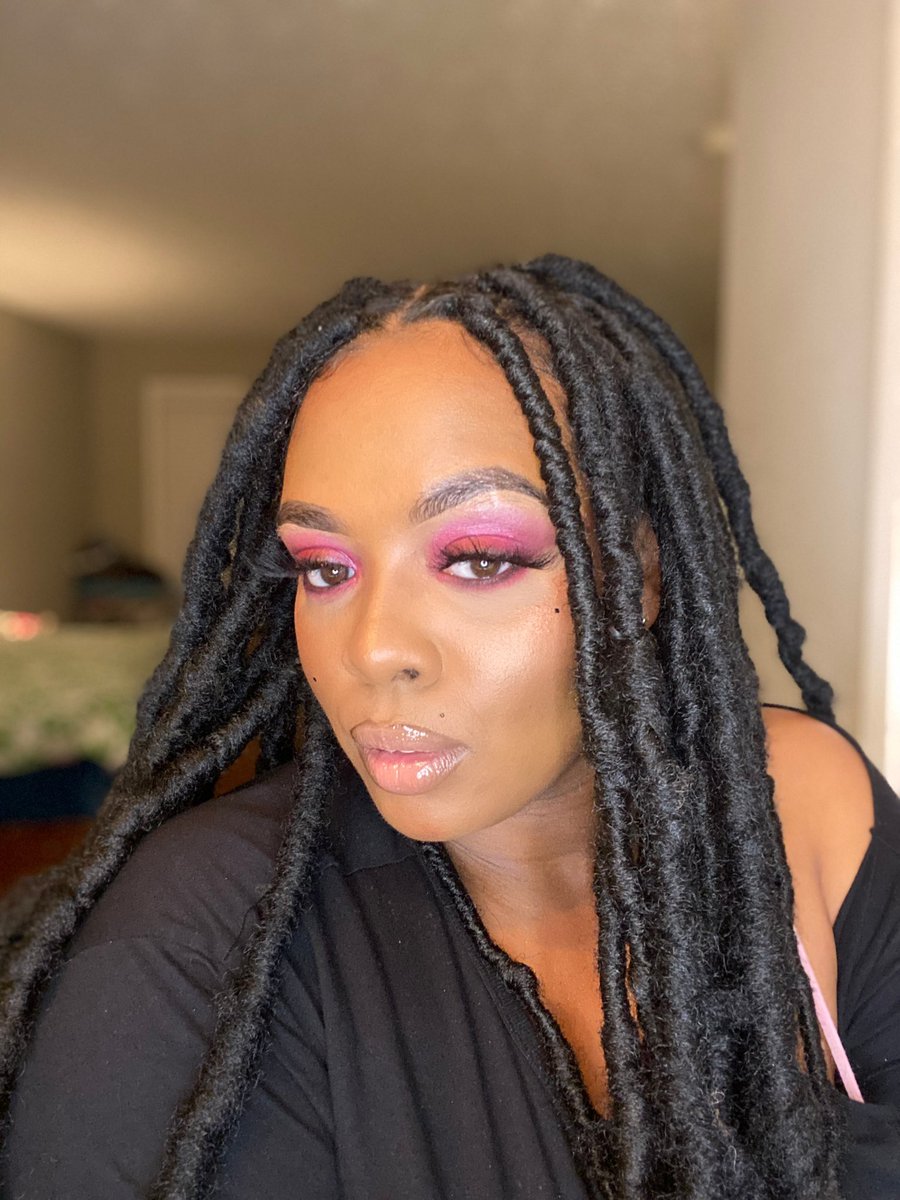 GottiStylez's tweet photo. IG got it first.π
Makeup & Hair by: Meπ
What yβall think? π
Lashes by: @StyleGraceLash β¨
#selfiesfortheWin #beautybygottistylez #makeup #hair #hairatl #makeupatl #fauxlocs #QuarantineCutie https://t.co/nCZzTjaHf2