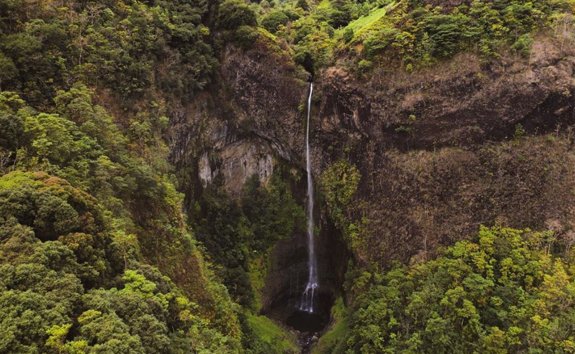 - La grande cascade de Fautaua Lieu: Polynésie Française, Pacifique sud