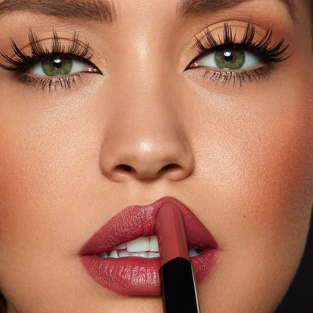 SigmaBeauty's tweet photo. Never the lose the point with our #InfinityPointLipstick! Featuring a unique, patented ridge designed to keep your lipstick in a perfect point throughout use. #sigmabeauty 

Model: @_lidiarose_ wears the shade Temptation
Makeup + Photo: @jordanliberty⁣ https://t.co/WqgeT1uzxq