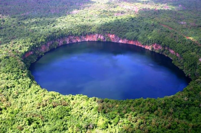 - Le lac LalolaloLieu: Wallis et Futuna, Pacifique sud