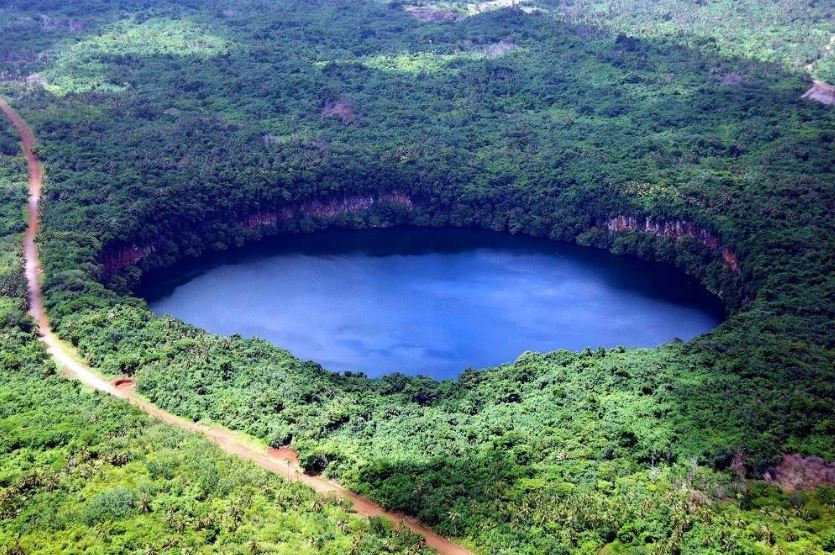 - Le lac LalolaloLieu: Wallis et Futuna, Pacifique sud