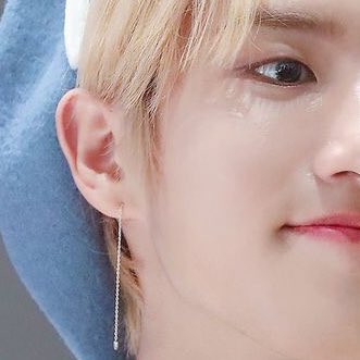 Han - SKZHannie have cute ears.. they don’t stick out much naturally but with certain hats or when wearing a mask, his ears fold a bit and I find it so adorable. His ears are also not too big nor not too small and lengthy ears look sooooooo pretty on him. :((