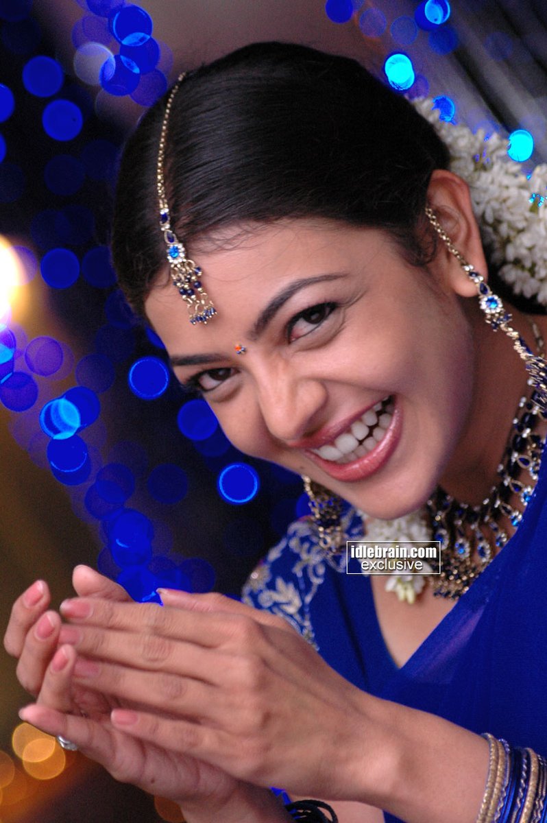 Nee navvu muthyala haaramNannu theeraniki lageti daaram daaram....Nee navvu muthyala haaramNannu theeraniki lageti daaram daaram..... #KajalAggarwal  @MsKajalAggarwal 