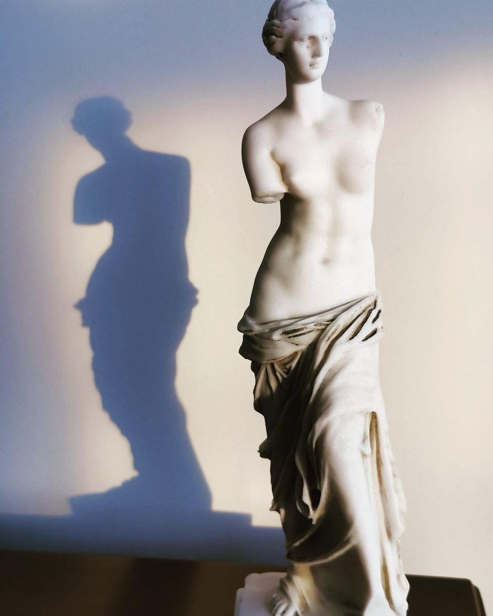 YeldaYalaman's tweet photo. Akşam güneşi güzele vurur ❣️
Sanki Louvre🗼 #evdekal
#yeldayalaman #arthistorian #venüs #milo #aphrodithe #coronadays #stayathome #louvre #paris #yaşamizi https://t.co/qSyG6wNXSM