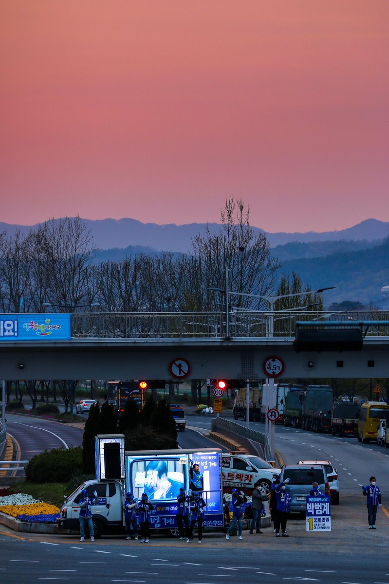 누구와 서구, 대전, 충청의 발전 이루시겠습니까. 안정된 대한민국, 누가 뒷받침하겠습니까. 국회는 가장 효율적으로 의사를 결정하는 대의기구로 변해야. 공정의 바탕위에 혁신으로 치달아야 합니다.진보의 가치를 지향하되 건강한 보수도 수용해야 합니다.투표하는 당신, 대한민국의 진정한 주권자 !