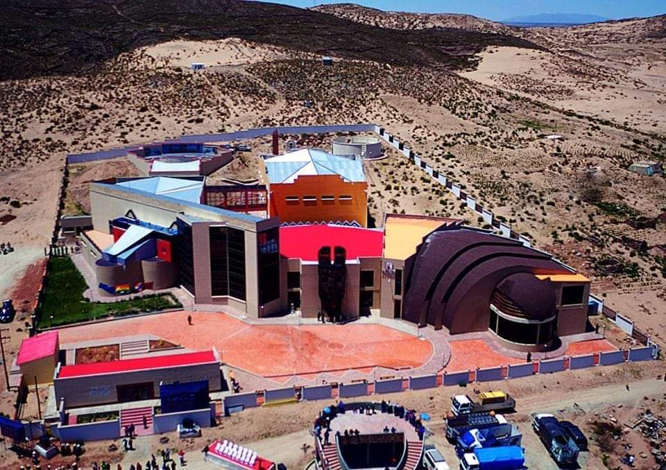 amilcarbarral's tweet image. Una sugerencia al Gobierno, este elefante blanco, está cerca a la frontera, deberían traer a los Bolivianos en cuarentena que están en Pisiga, sería mucho más fácil y rápido equiparlo y botar o quemar todo lo que hay adentro, como se hace con la basura..
@evoespueblo
@JeanineAnez