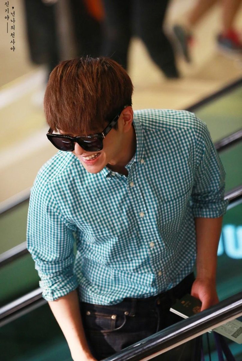 Jinki as your boyfriend for   #NationalBoyfriendDay:- love language: acts of service- always offering to get things, run errands, or cook for you- gets clingy when he wants attention- loves giving back hugs, neck/shoulder kisses- not very talkative, shows instead of tells
