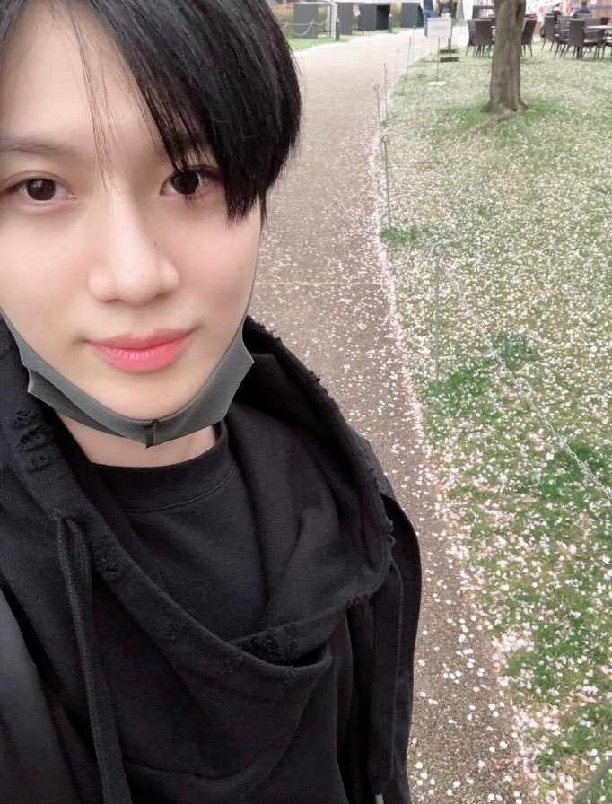 Taemin as ur bf for  #NationalBoyfriendDay:- love language: quality time- his dream would be going on vacations with you, but even just a walk to the store is enough- your closet would empty out cause he keeps stealing your clothes- constantly teases you but it's out of love