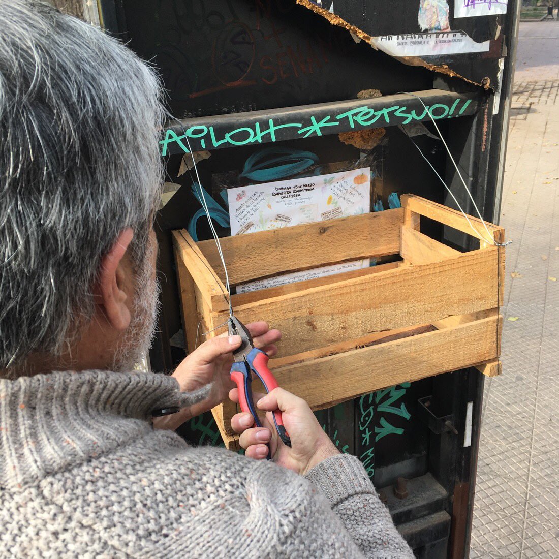 TeVeYungay's tweet photo. El Estado no toca el bolsillo de los más ricos, a quienes no se les exige nada.
No tenemos otro camino más que ayudarnos entre nosotrxs.
Estas cajas solidarias buscan crear y desarrollar la ayuda mutua que tanto necesitamos. 

#ElPuebloAyudaAlPueblo #CuarentenaTotalConDignidad https://t.co/e2picAzzev