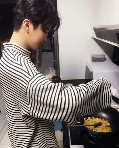 130420 |  #LlamaréTuNombreLeeSeungHoon En 2015 se dio a conocer el hobbie de  #HOON ante la cocina. Él es el miembro de WINNER que hace de comer para todos.KiKang ~