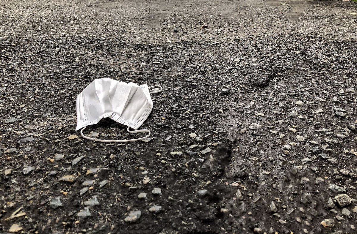 cityofcalgary's tweet image. -Wears a mask and gloves to protect others.
-Leaves mask and gloves on the ground for others to pick up and puts them at risk.🤔

See the irony?

Dispose of your supplies in a safe and sanitary way – find a garbage can.