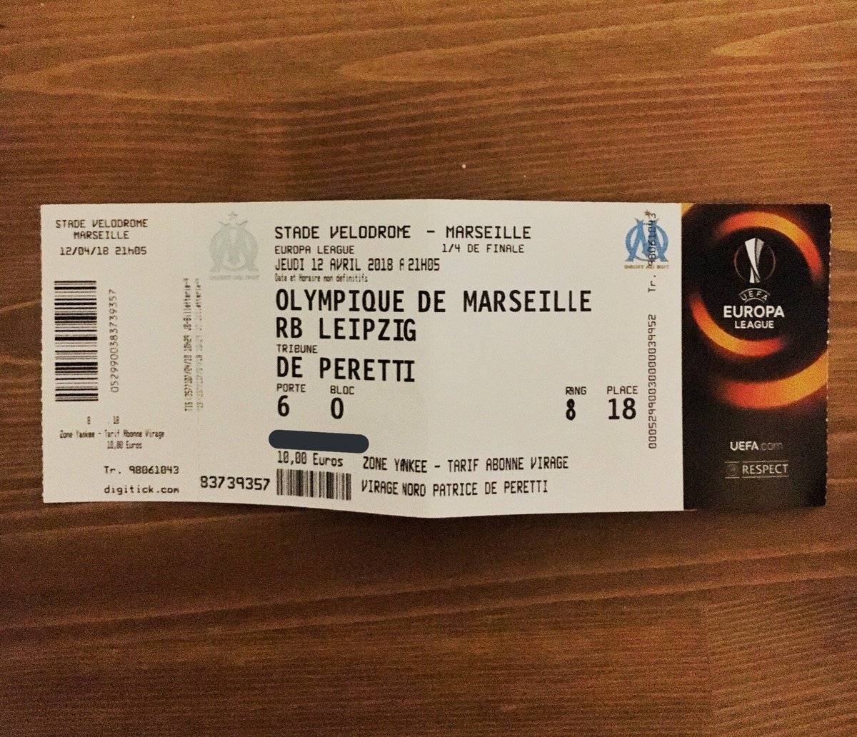 It was my second game at the Vélodrome after my Argentinian journey. I decide to go to Marseille just three days before the kickoff, I have very good friends in town and they could get me a ticket. Packed my bag with my classic Adidas OM jersey
