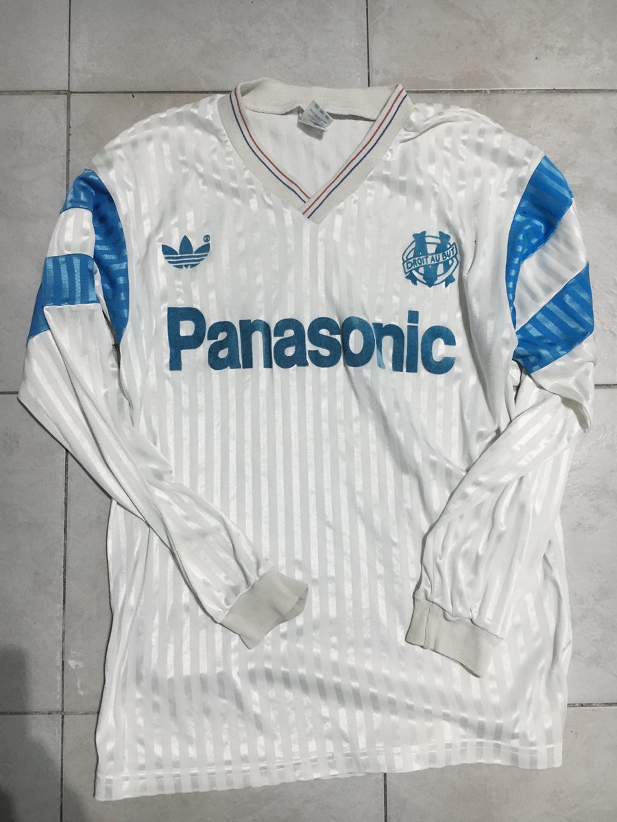 It was my second game at the Vélodrome after my Argentinian journey. I decide to go to Marseille just three days before the kickoff, I have very good friends in town and they could get me a ticket. Packed my bag with my classic Adidas OM jersey