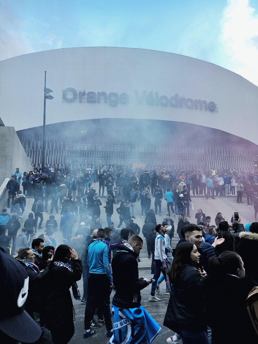 Next to the ultras shop, you can see PSG it is no very welcome, fortunately as Newell's member and Bielsa fan I get invited to join a group of OM fans and share some 'pastis'. Pyro, beers and the famous 'Jean Michel Aulas' song.