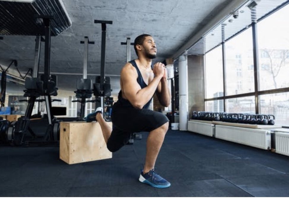 【コロナ対策自宅トレーニング】
⚠️足トレ編⚠️

①スクワット
10回✖️3セット

②ワイドスクワット
10✖️3

③ランジ
10✖️3

④ブルガリアスクワット
10✖️3

《コツ》
①お尻を後ろに突き出して、
　足に負荷が行くようにする

②爪先やり膝が出ないこと