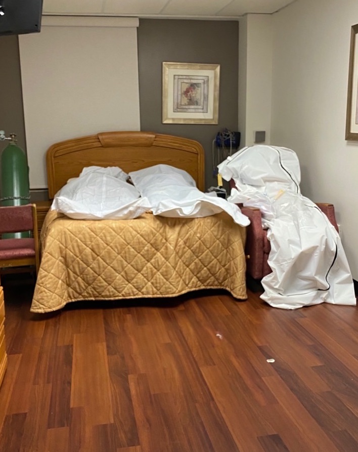 THREAD: This is the true human cost of  #COVID that you don't see on TV very often. CNN obtained photos from ER staff at a Detroit hospital, showing bodies pilled up in vacant spaces because the morgue was full. Nearly 1,500 people have died in Michigan, and 23,000 nationwide.