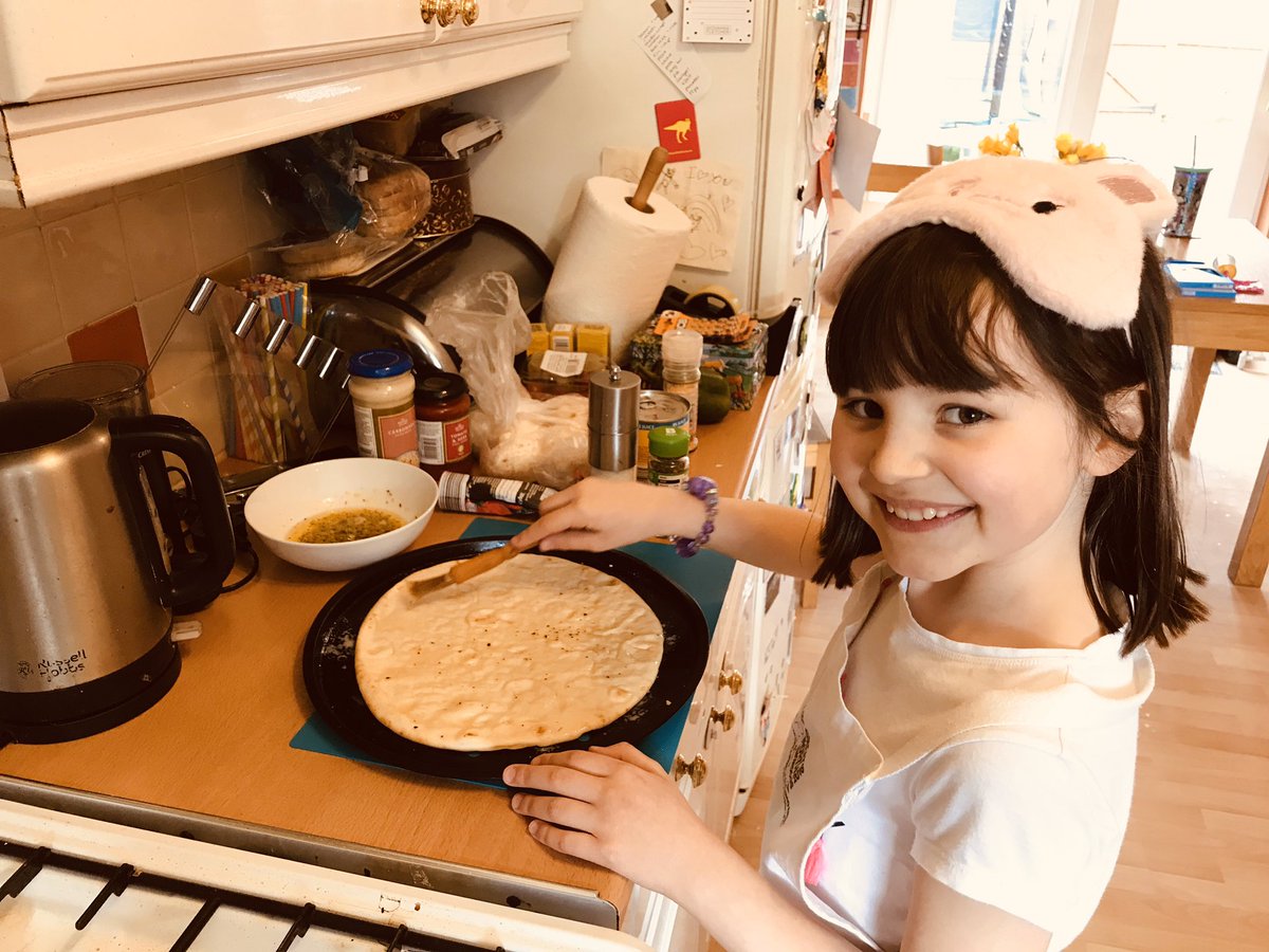 SeanHarris_NE's tweet image. Older daughter decided to transform the kitchen into an Italian restaurant and cook for us all (with some input from Papa Smurf) “Non vedo l’ora!” #LockdownMealOutIn #PositiveNews #LockdownEaster #italianfood #BellaBritish
