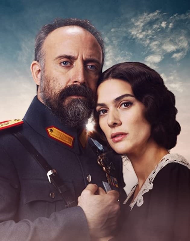 1001Dizi's tweet photo. Biliyoruz, seçmek zor ama "Şehrazat ve Onur mu, Azize ve Cevdet mi?" diye sorsak... 🤔
#BergüzarKorel #HalitErgenç #1001Gece #VatanımSensin https://t.co/0O6yRtzW60