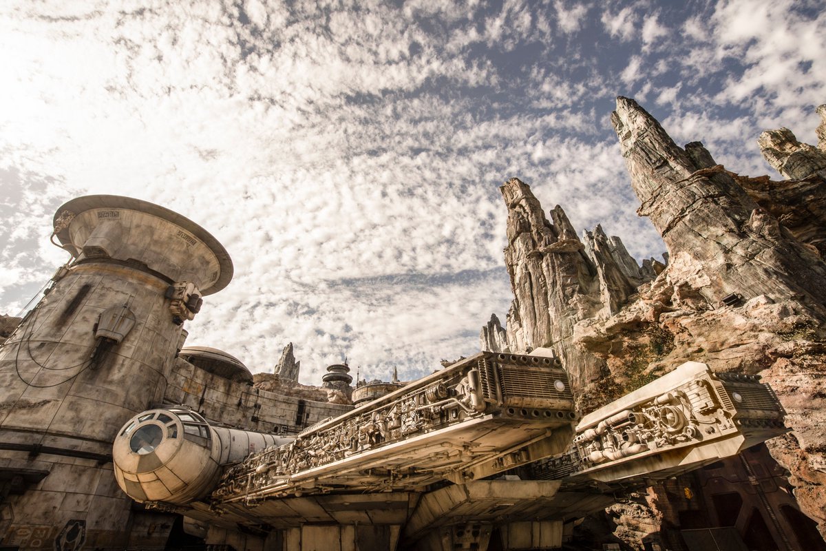starwars's tweet photo. Bright Suns ☀️ from Star Wars: #GalaxysEdge at @Disneyland and @WaltDisneyWorld Resort. The Force will be with you, always. ✨#DisneyMagicMoments https://t.co/pDNsliaBMb