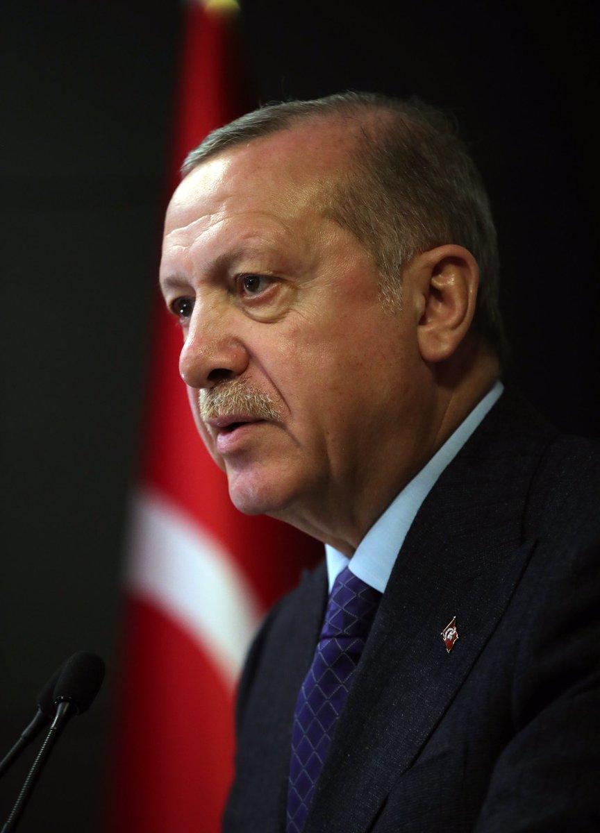 RTEdijital's tweet photo. Cumhurbaşkanımız @RTErdogan, Kabine Toplantısı sonrası Millete Sesleniş konuşması gerçekleştirdi. 

“Bizim medeniyetimizde insana hizmet için çalışmak, insan hayatı için mücadele etmek mukaddes bir görevdir.” https://t.co/qmqR0P7QZ6