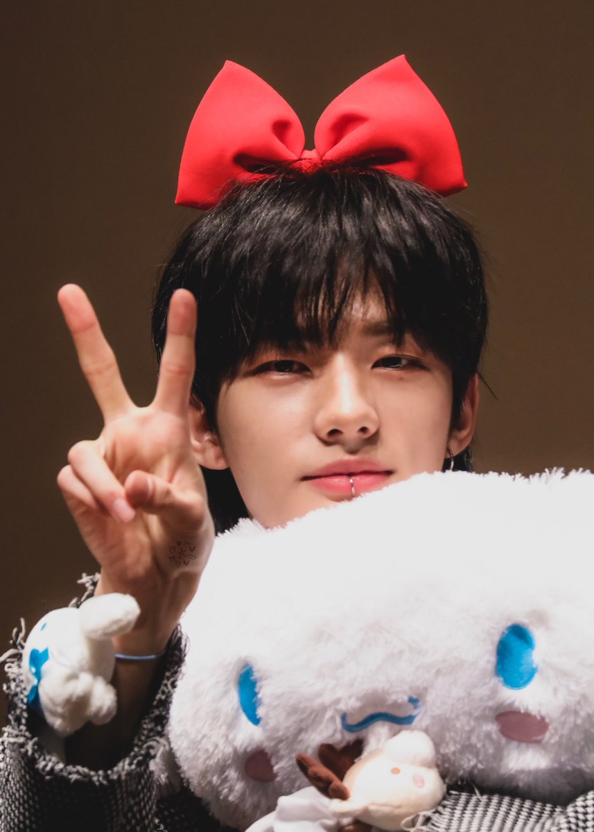 hyunjin as cinnamoroll- focused on his dreams- look at them!