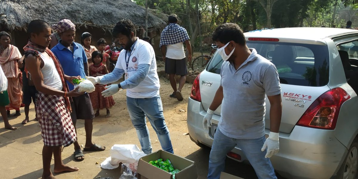 ShubhakantaBar5's tweet photo. A drive was carried out on 06.04.2020 in village Karanji (which is 30 km away from Cuttack) by students, staff and alumni of CET, Bhubaneswar and around 300 packets each containing Chuda, sugar, biscuits, amul &amp; soap were distributed to village people during the lockdown period. https://t.co/F9hkl5K2lc