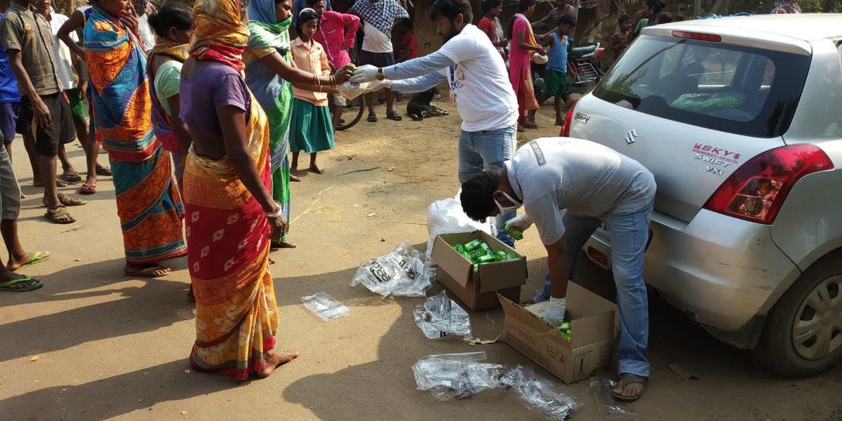 ShubhakantaBar5's tweet photo. A drive was carried out on 06.04.2020 in village Karanji (which is 30 km away from Cuttack) by students, staff and alumni of CET, Bhubaneswar and around 300 packets each containing Chuda, sugar, biscuits, amul &amp; soap were distributed to village people during the lockdown period. https://t.co/F9hkl5K2lc